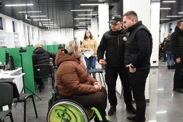 Сервисные центры МВД получили спецавто для экзаменов людей с инвалидностью