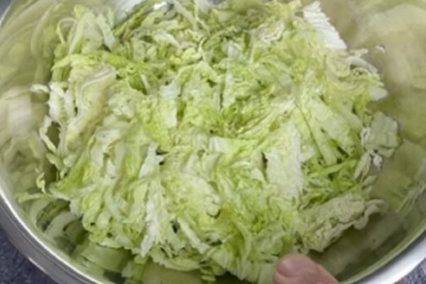 Крабовый салат с пекинской капустой: бюджетный рецепт, который никогда не подведет