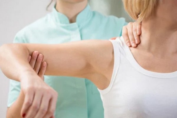 Защемленный нерв: что делать, когда болит только одно плечо