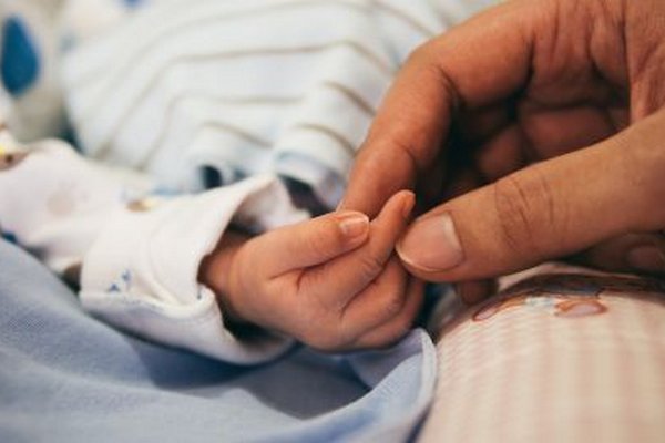 Выплаты за рождение ребенка хотят значительно поднять: зарегистрировали законопроект