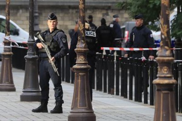 Полиция задержала мужчину, который угрожал взрывом в посольстве Ирана в Париже