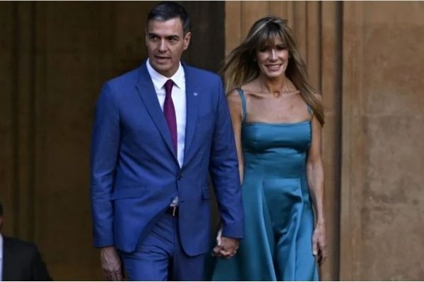 Премьер Испании обвинил правую оппозицию в кампании против своей жены