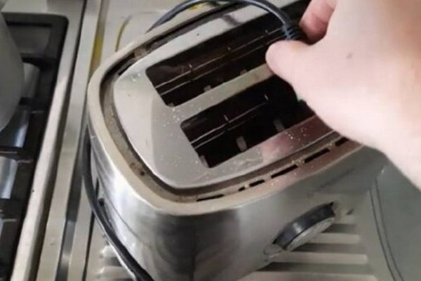 Как очистить тостер внутри и снаружи: названы 4 простых лайфхака
