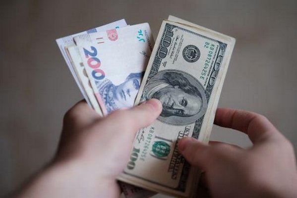 НБУ повысил курс доллара до нового исторического максимума