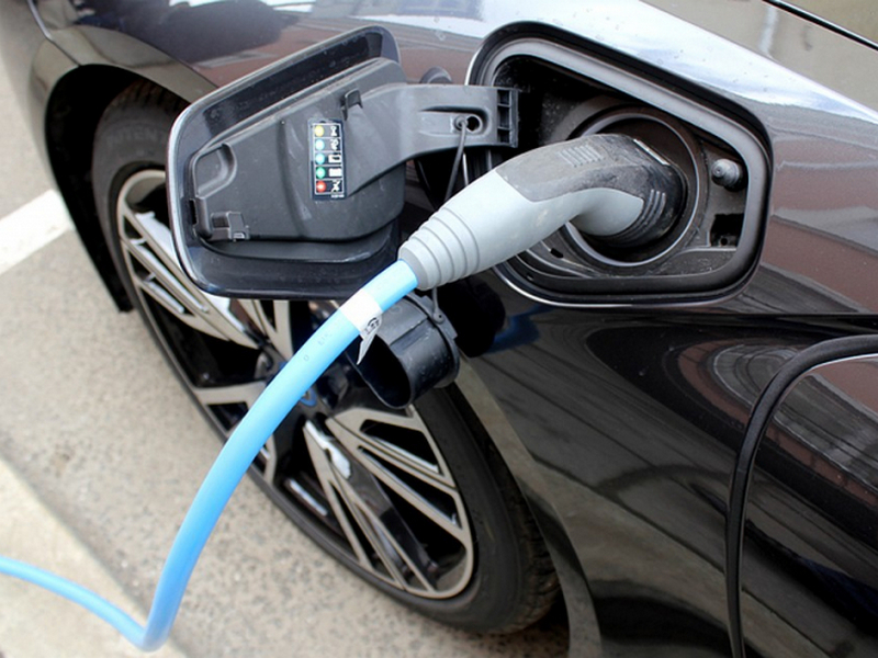 Киевляне вывели на рынок умную зарядку для электромобилей