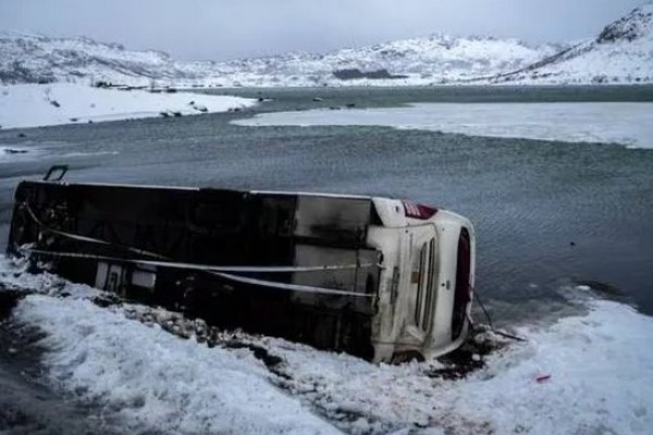 В Норвегии перевернулся туристический автобус, оказавшись частично в воде