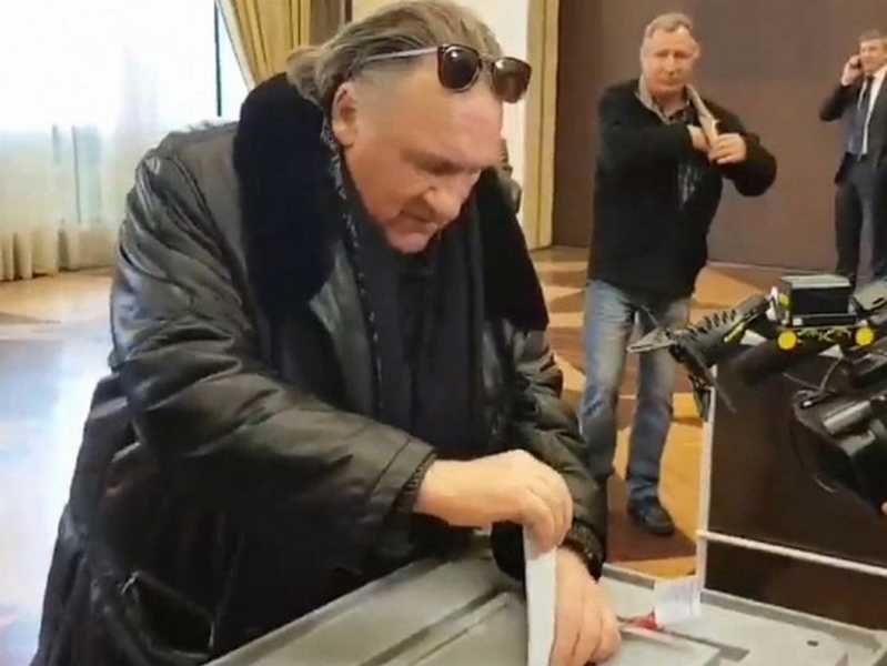 Депардье не поленился прийти на выборы президента России