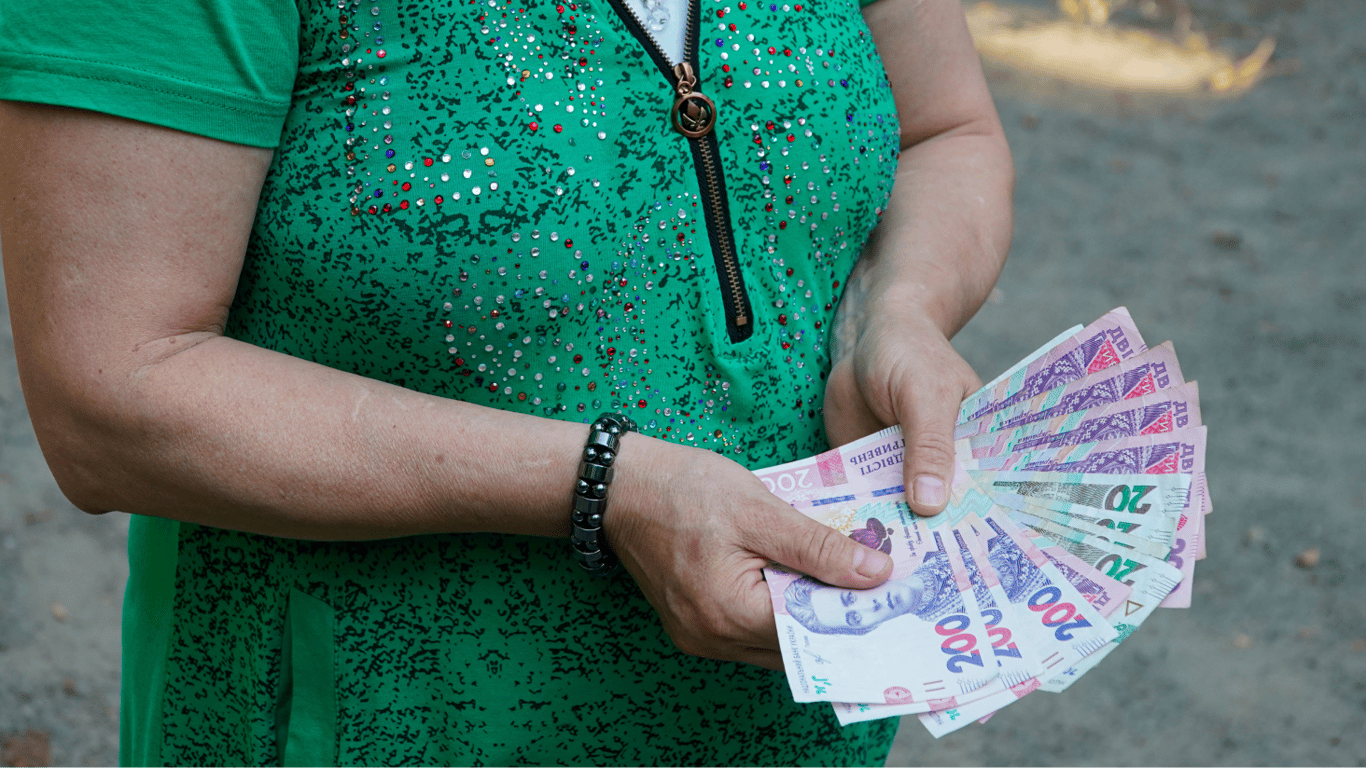 Пенсия за особые заслуги: почему некоторые украинцы получают 14 000 грн