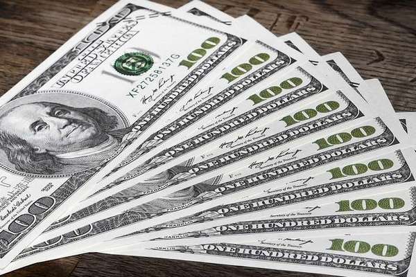 Спрос на доллар растет: почему украинцы скупают валюту