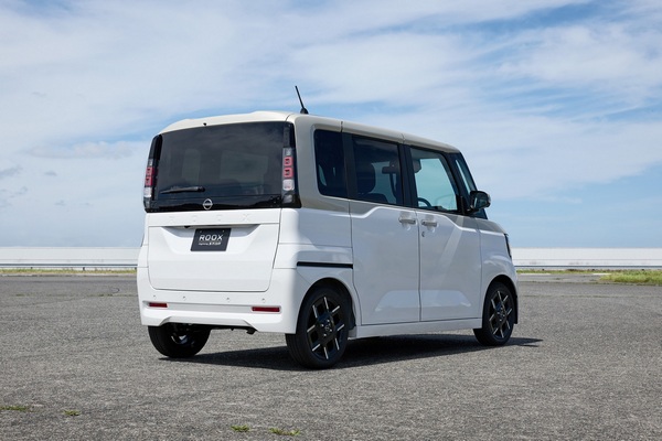 Компактный и дешевый: Nissan Roox 2026 покоряет Японию
