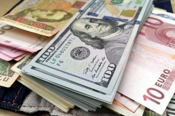 НБУ опроверг слухи о девальвации: почему гривна растет, а не падает