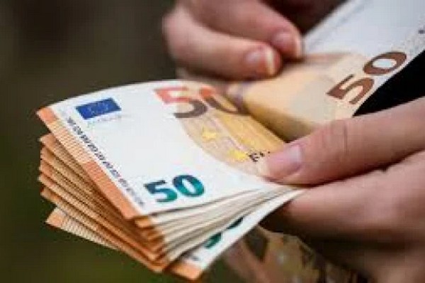 Украинская гривна сдает позиции: наличные доллар и евро дорожают