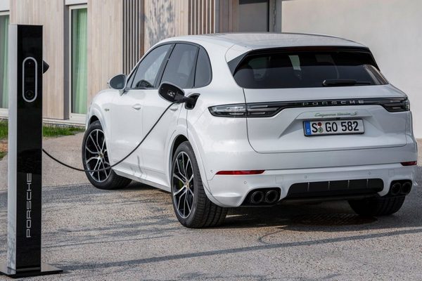 Цифровой кокпит Porsche Cayenne Electric: единственный прибор со стрелкой