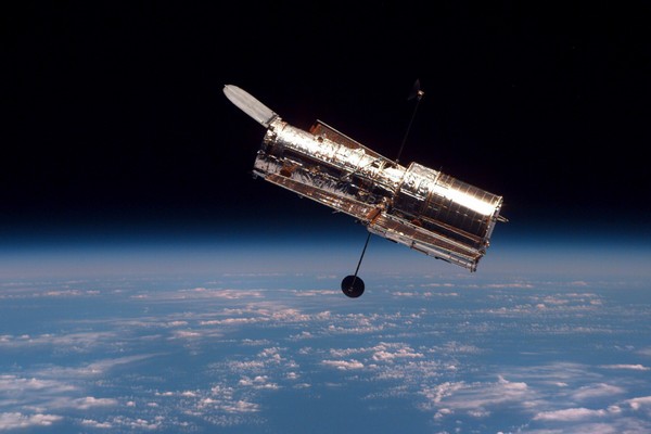 Гравитационная деформация: Hubble показал, как соседи меняют галактику M96