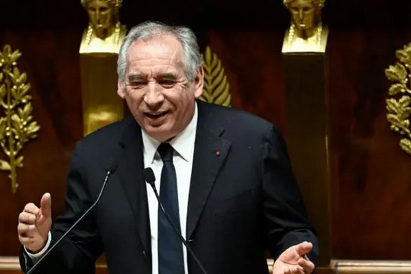 Франция: Левые и ультраправые не смогли свергнуть Кабмин Лекорню