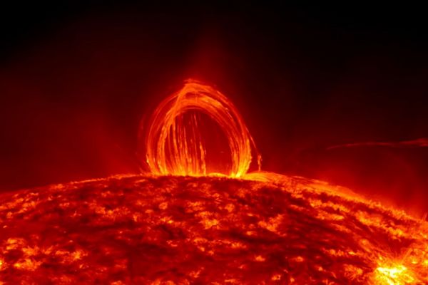 Скручивание магнитного поля: Как телескоп DKIST обнаружил волны Альвена