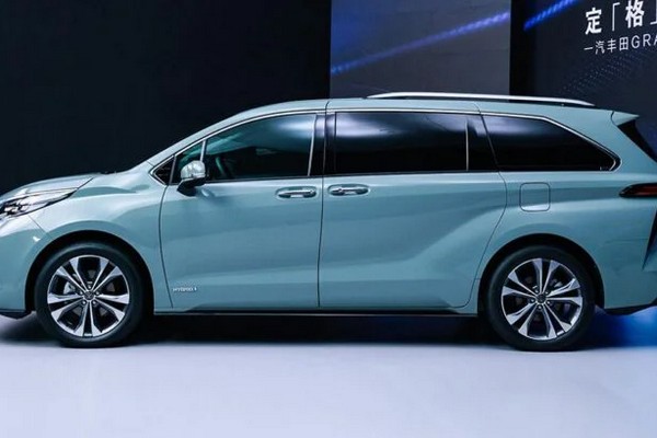 6 литров на 100 км: Гибридная установка пятого поколения делает минивэн Toyota самым экономичным в классе