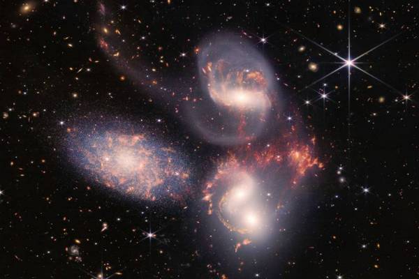 Космическое увеличение: как гравитационное линзирование помогло JWST зафиксировать древнюю сверхновую