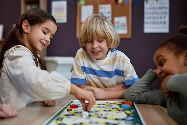 Що купити школярам на свята з канцелярії: ручки потом та не тільки