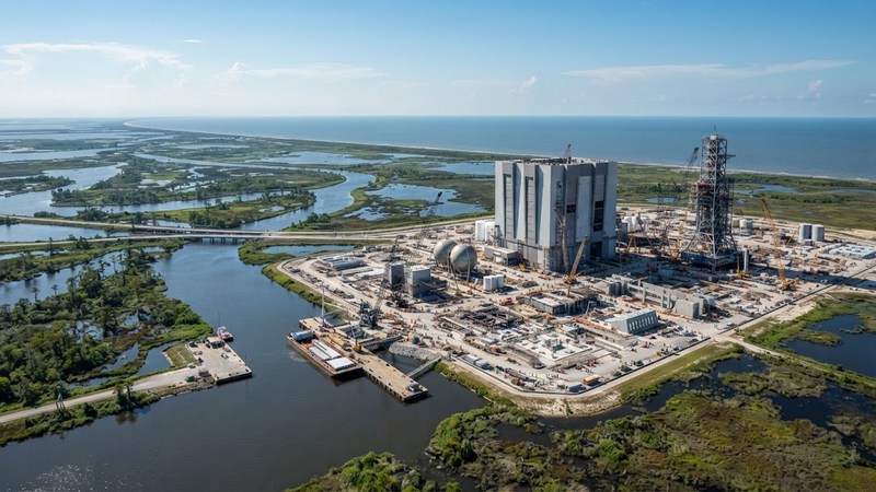 Аэрокосмический гигант: SpaceX инвестирует 100 миллиардов долларов в новый космодром в Луизиане Просторный прибрежный пейзаж и строительная площадка аэрокосмического
