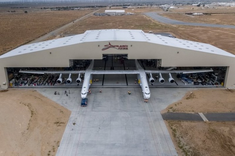 Впервые в небо поднимется самый большой самолет в мире