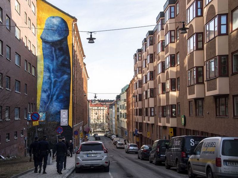 В Стокгольме на стене дома нарисовали гигантский синий пенис