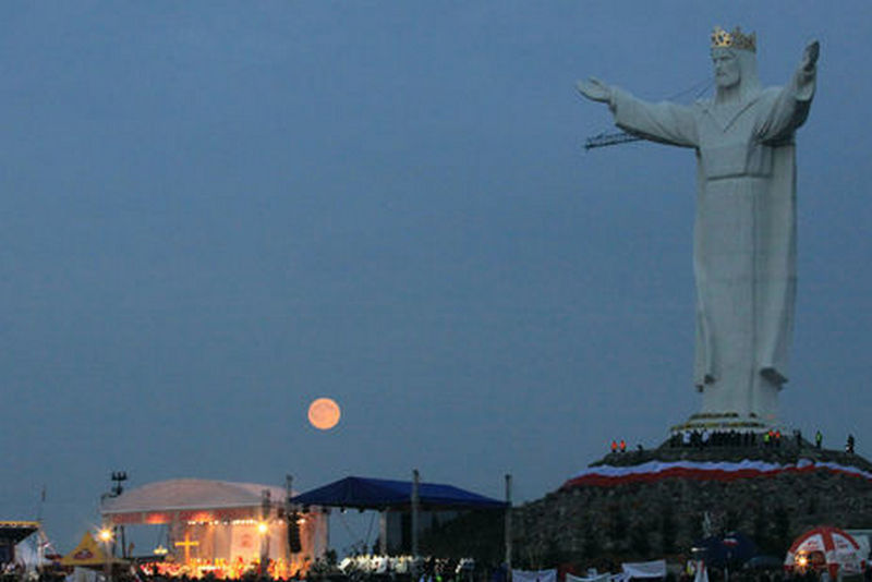 В Польше гигантская статуя Христа используется для раздачи интернета – СМИ
