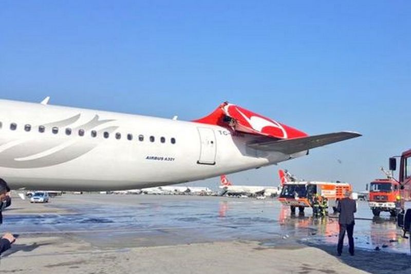 В аэропорту Стамбула столкнулись два самолета. Видео