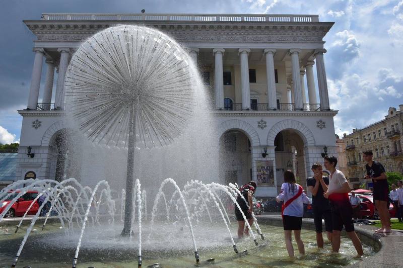 В Киеве запретили купаться в фонтанах и пить оттуда воду