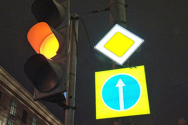 Типы световозвращающей пленки дорожных знаков. Дорожные знаки светоотражающие. Светящийся дорожный знак. Светоотражающая табличка. Свечение дорожных знаков.