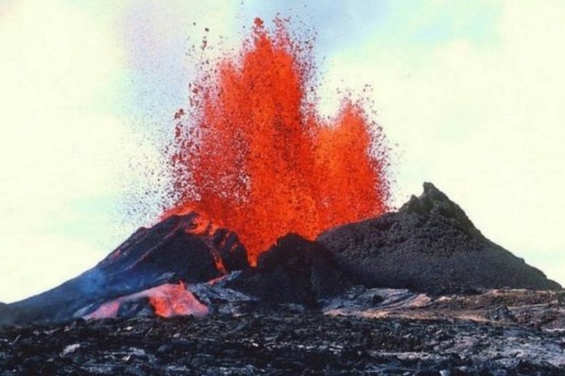 Столб пепла и дыма: на гавайском вулкане произошло землетрясение