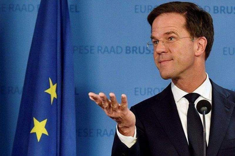 Голландский премьер-министр примерил роль уборщика. Видео