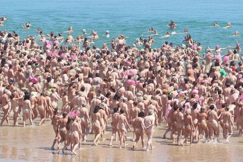 В Ирландии 2505 женщин установили мировой рекорд по купанию голышом