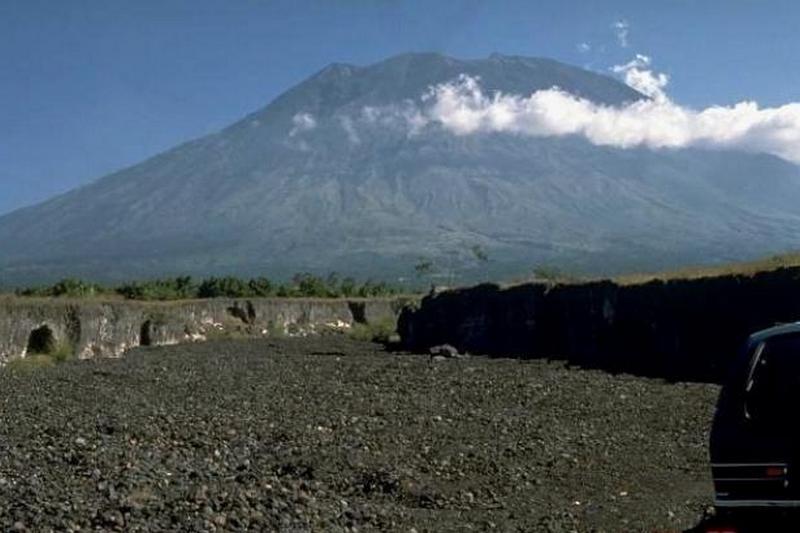 На Бали из-за извержения вулкана отменили около 450 авиарейсов