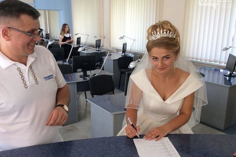 В Тернополе абитуриентка пришла на экзамен в свадебном платье