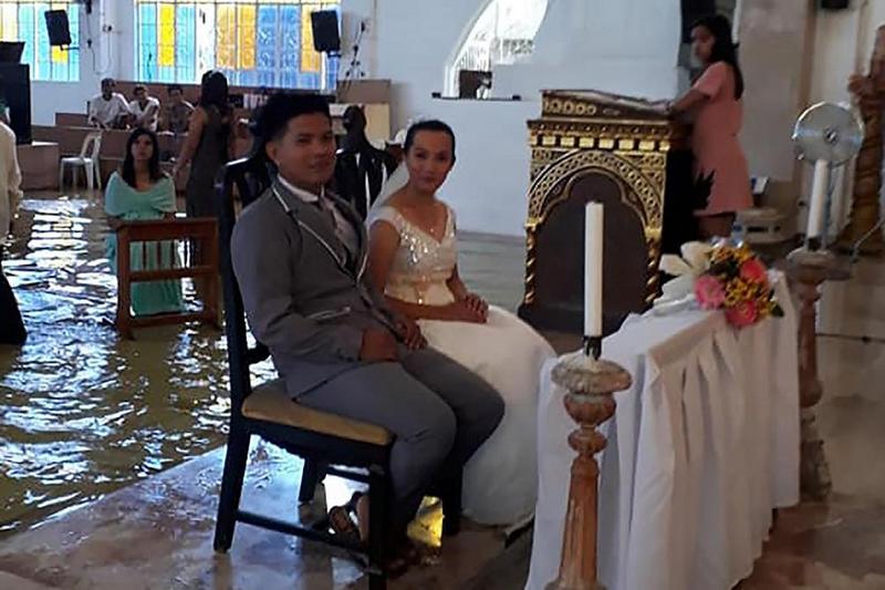 Вопреки всему: на Филиппинах пара поженилась в затопленной церкви