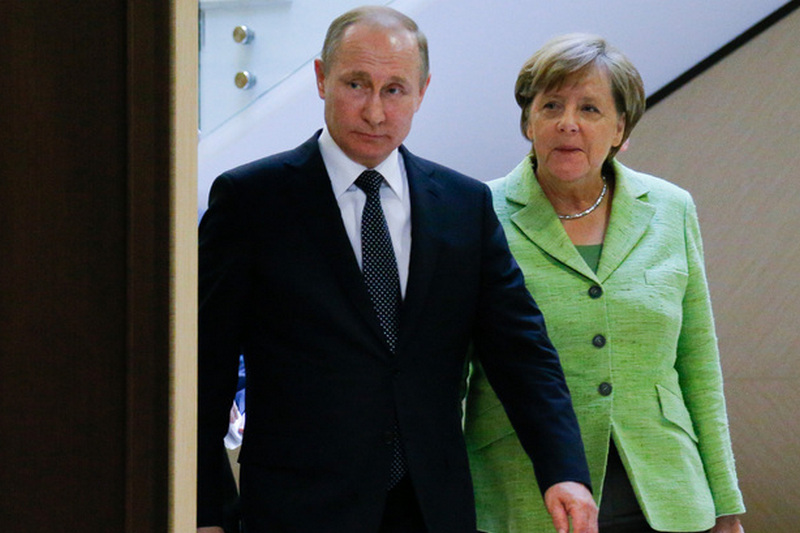 Порошенко поговорил с Меркель накануне ее встречи с Путиным