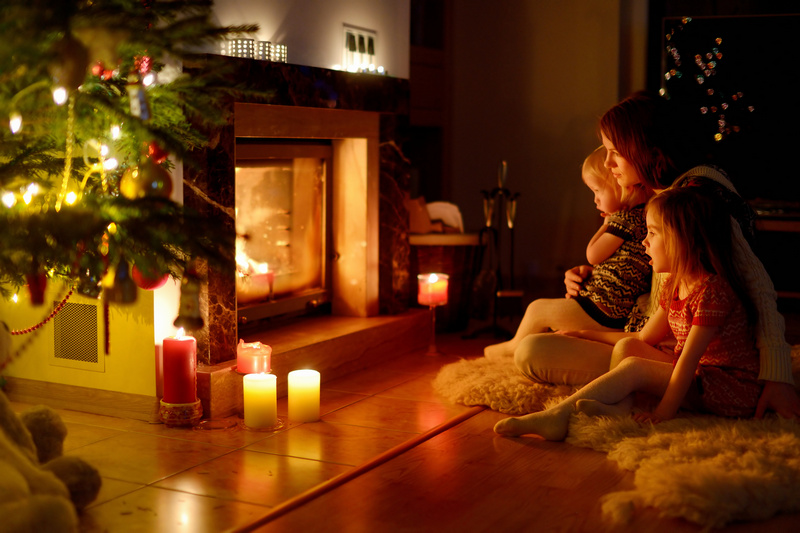 Сімейний затишок на Різдвяні свята: розпалений камін і светр з оленями