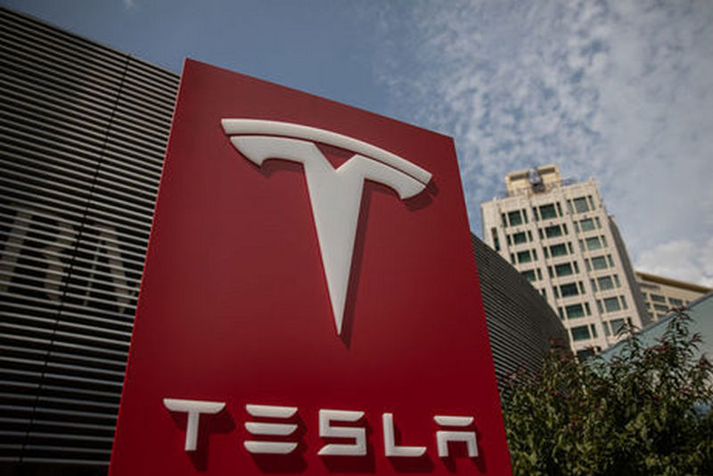 Маск заявил критикам, что Tesla – одна из двух американскими автокомпаний, которые избежали банкротства