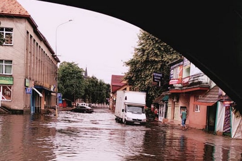 Непогода в Закарпатье: улицы в Хусте затопило