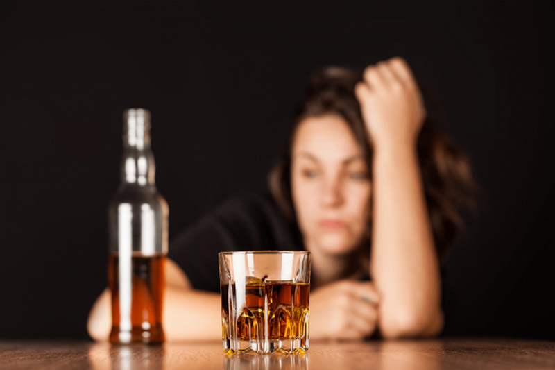 Тысячи людей ежегодно умирают от спиртного: названы самые вымирающие от алкоголя нации