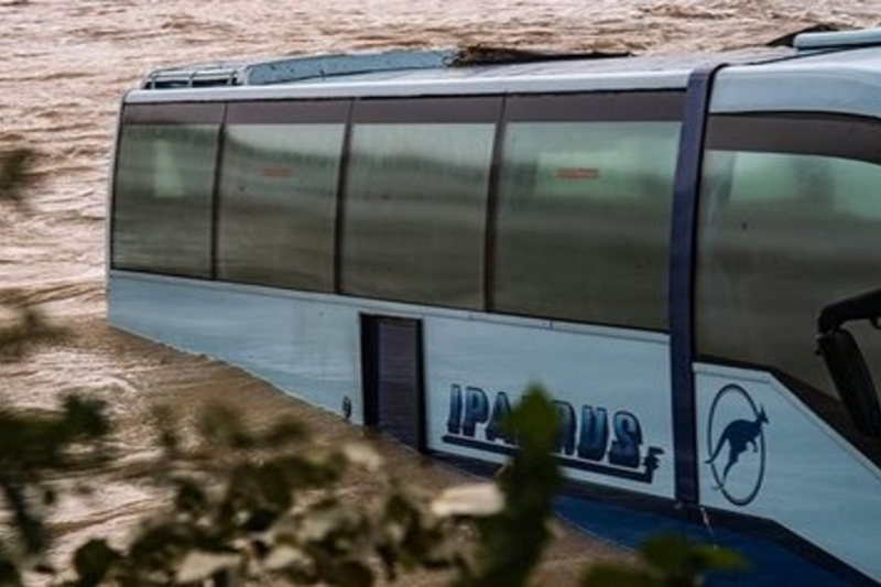 В Новороссийске пассажирский автобус смыло в море селевым потоком