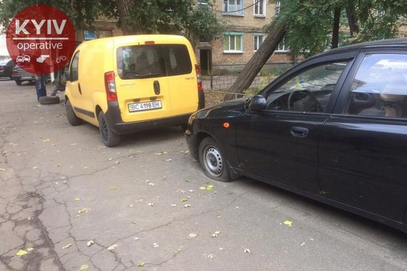 В Киеве проткнули колеса десятку автомобилей, припаркованных возле общежитий