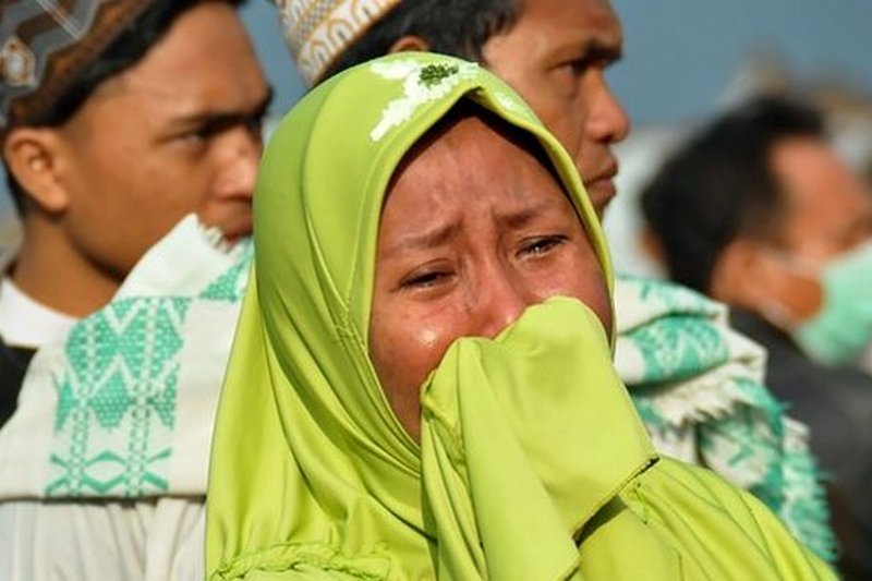 Число жертв цунами в Индонезии возросло до 832 человек и близится к тысячи
