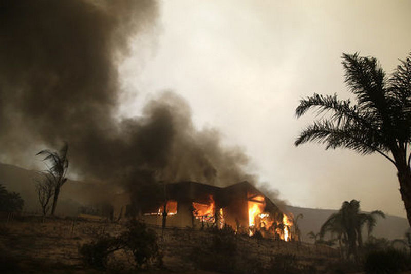 Лесной пожар в Калифорнии унес жизни более 30 человек