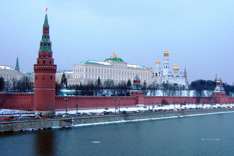 Боевые вертолеты с людьми в сетках летали над Кремлем
