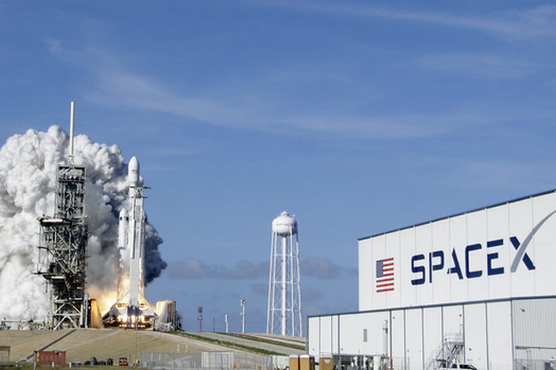 SpaceX выведет на орбиту около 12 000 спутников