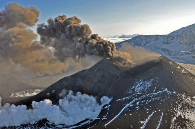 На Аляске вулкан Вениаминова извергает в воздух пепел