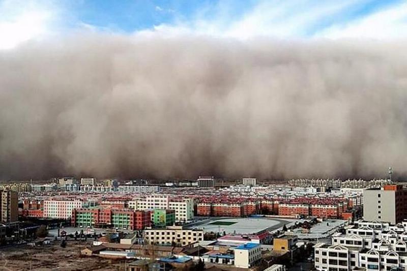 По северо-западу китайской провинции Ганьсу прошла мощная песчаная буря
