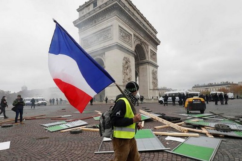 Протестанты в Париже нанесли серьезный ущерб некоторым памятным местам города